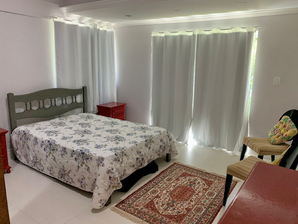 Chumba cha kulala, katika ghorofa ya chini ya nyumba. 