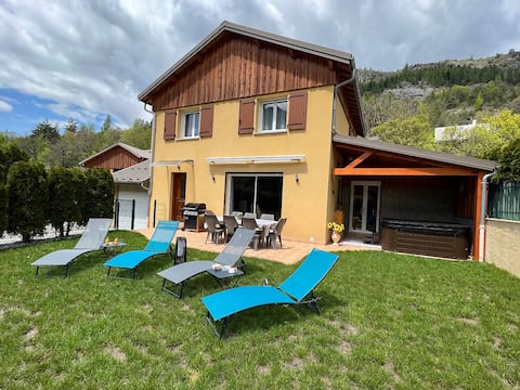Chalet with private hot tub for 8 people