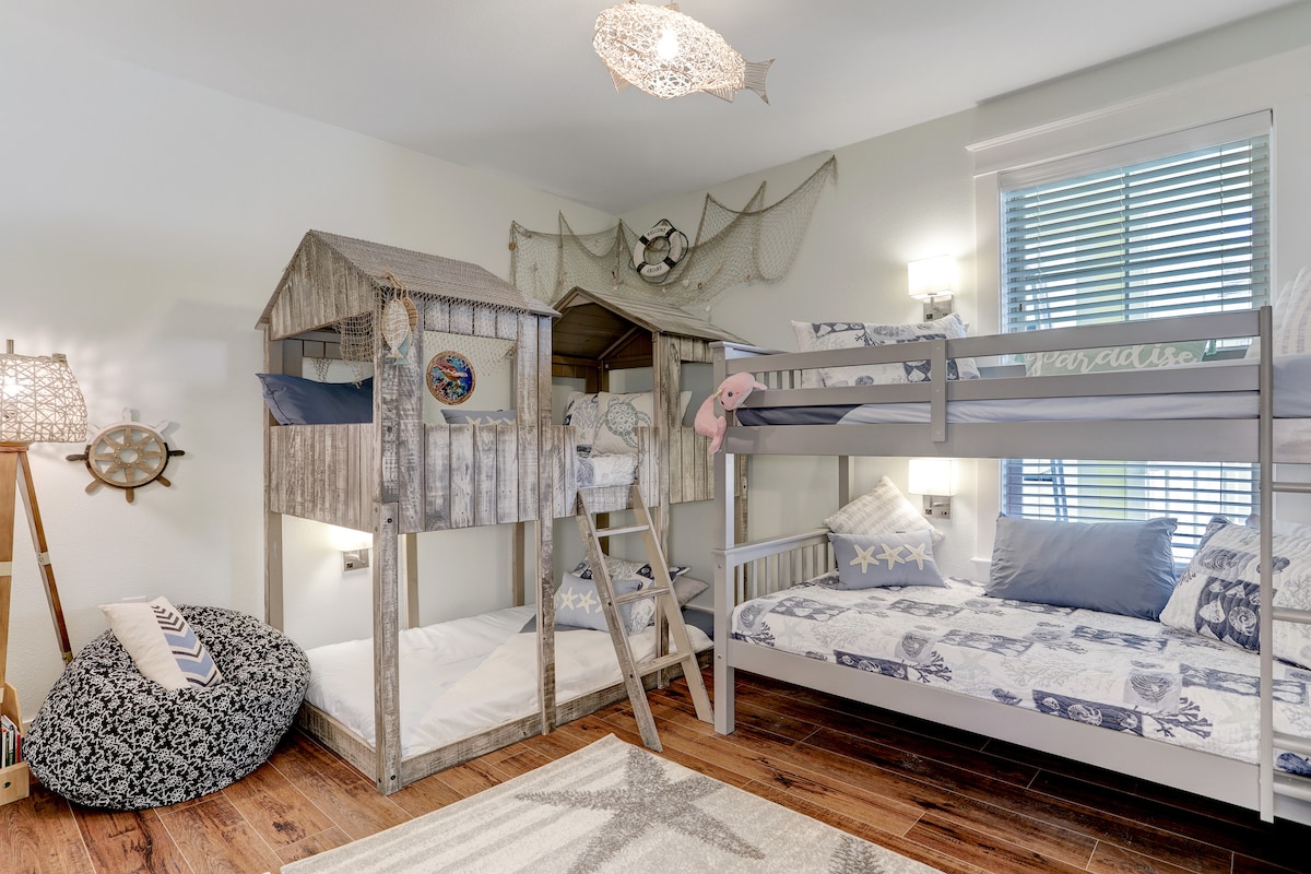 「Grace FOR ALL BEACH SHACK BUNK」卧室是一个感官友好的空间，拥有各种资源，可帮助各种能力的个人自我调节。