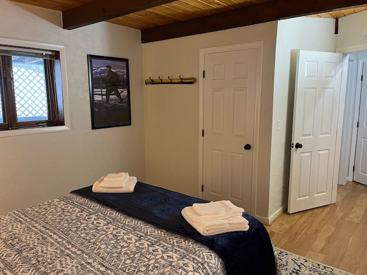 Просторната спалня има куки, както и килер за достатъчно място за съхранение.

**Забележка: това легло вече има дъска за глава и крака, която не е изобразена на това изображение.