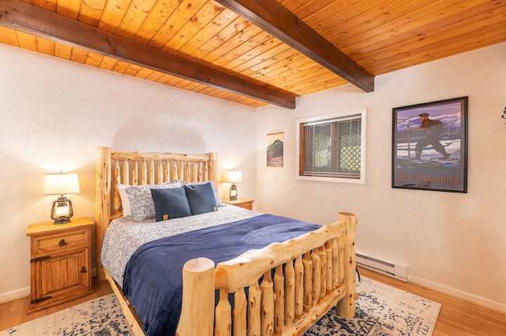 Голямата основна спалня има двойно легло и достатъчно пространство.