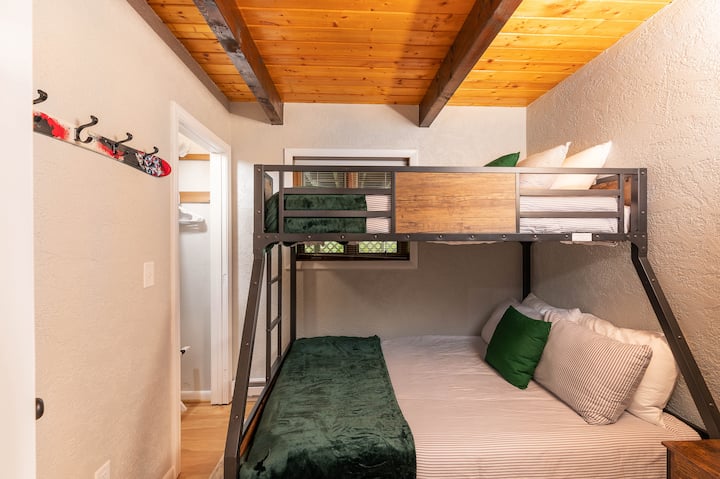 В малка трета спалня има двуетажно легло. Имайте предвид, че горното легло има ограничение за теглото от 150 фунта.