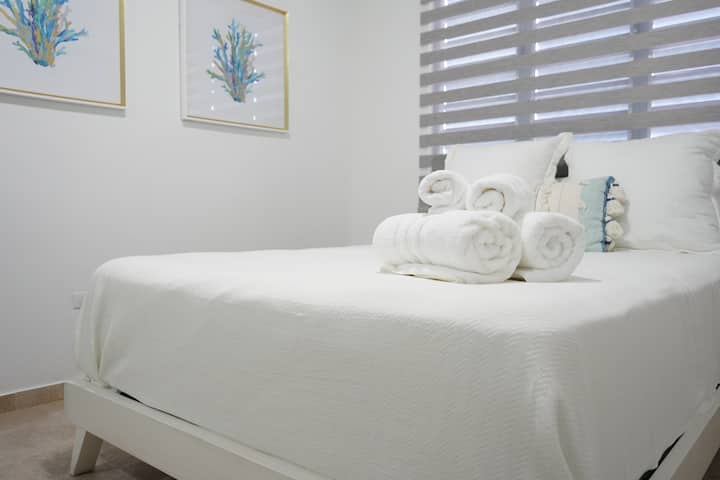 מיטה מלאה בקומה העליונה השלישית
