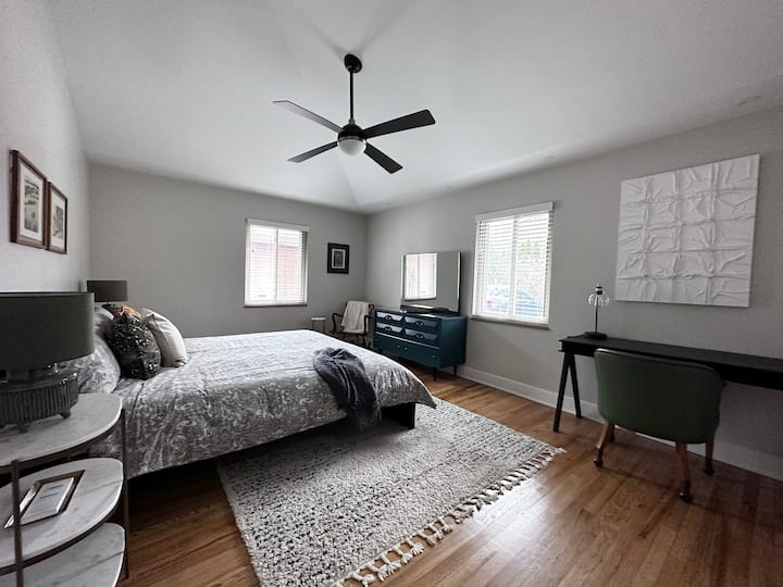 غرفة نوم رئيسية بسرير كبير (نسميها بمحبة غرفة جودي من المالك السابق وأصدقائنا!) مجهزة بسرير كينج ومكتب عمل وخزانة ملابس وحمام داخلي كامل وإضاءة قابلة للتعتيم وتحتوي على مروحة سقف.