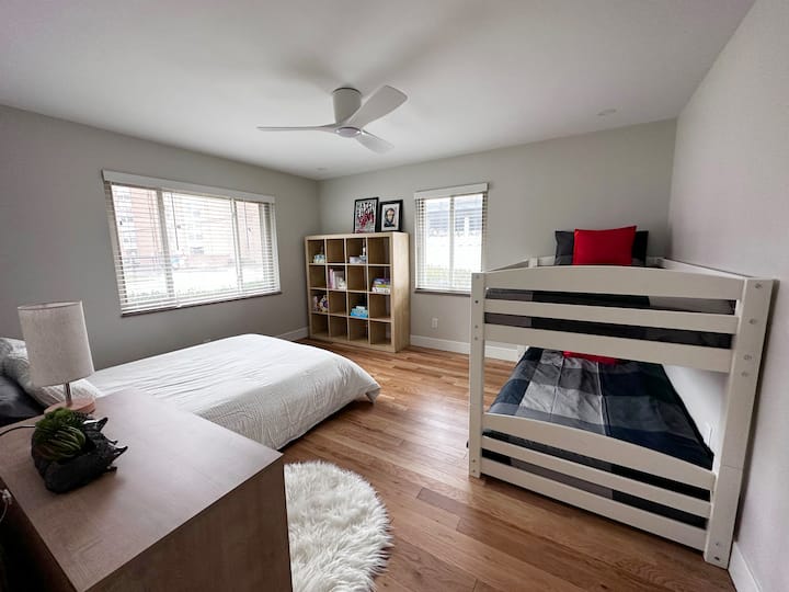 غرفة نوم "للأطفال" للضيوف مع سرير بطابقين وسرير كامل