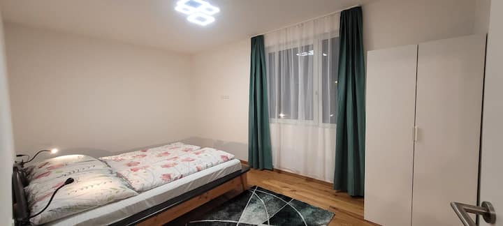 Spavaća soba s bračnim krevetom (prostor za spavanje 180 cm x 200 cm)