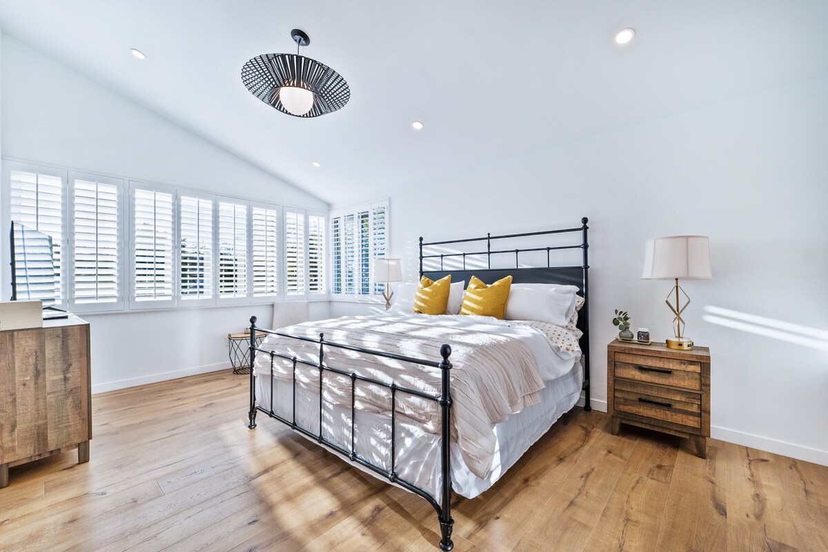 ห้องนอนหลัก - เตียงคิงไซส์