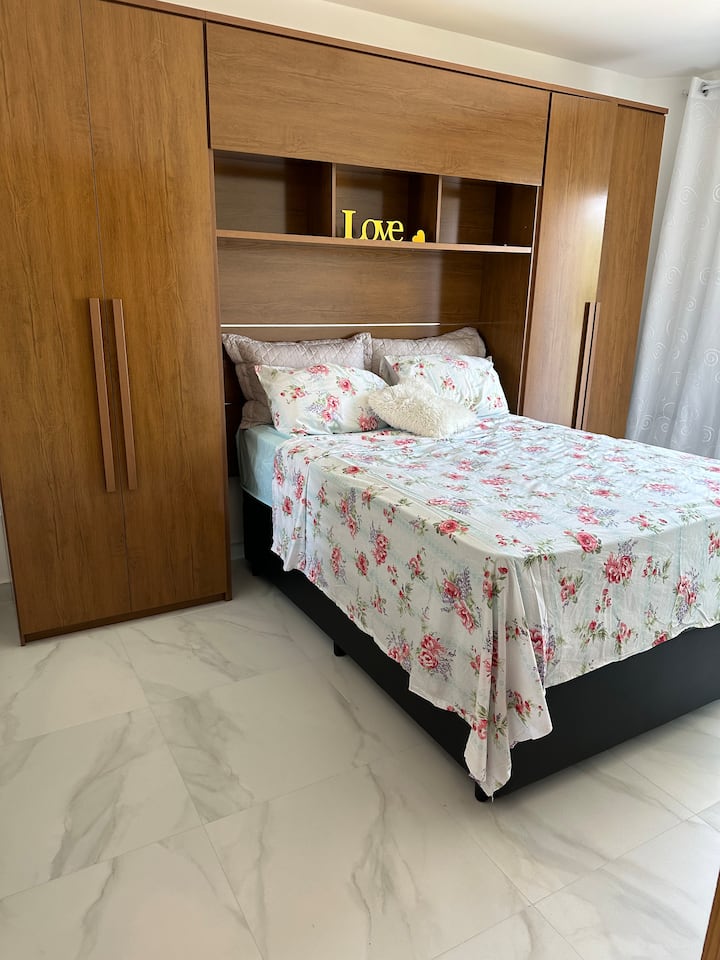 Hlavná spálňa s vlastnou kúpeľňou a manželskou posteľou na 2. poschodí. 