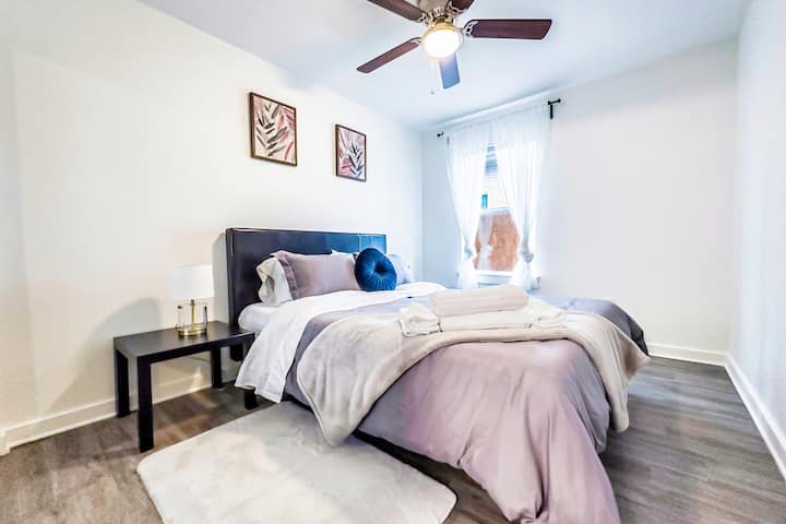 חדר שינה שני עם מיטת קווין סייז וארון הזזה.