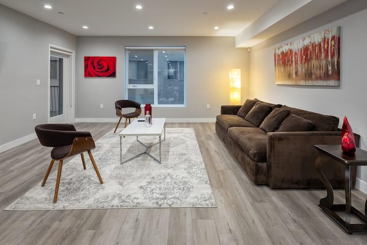 Modern 2br Hollywood Blvd Retreat + Fast Wifi - Hollywood, CA
