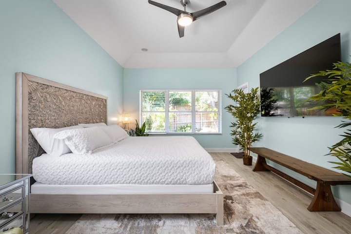 Მთავარი სახლი - 1-ლი სართული - მთავარი აპარტამენტი 
75" ტელევიზორი - უბრალოდ, შესანიშნავია, როცა ღამით განიტვირთებით
Საძინებელი, რომელიც უკანა ეზოს გადაჰყურებს, მწვანედ გამოიყურება