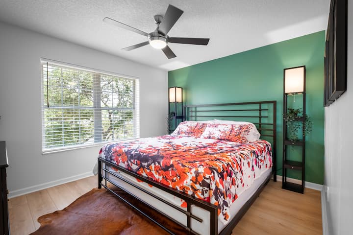 მე-2 სართული - დიდი საძინებელი - შესანიშნავი „ხის ზედა“ ხედი , 55" ტელევიზორი, ინდივიდუალური ჟალუზები და ვენტილატორი, რომ საჭიროებისამებრ სიგრილე და სიბნელე შეინარჩუნოთ, 
Შესასვლელი კარადა, სააბაზანოს მოპირდაპირე მხარეს.  