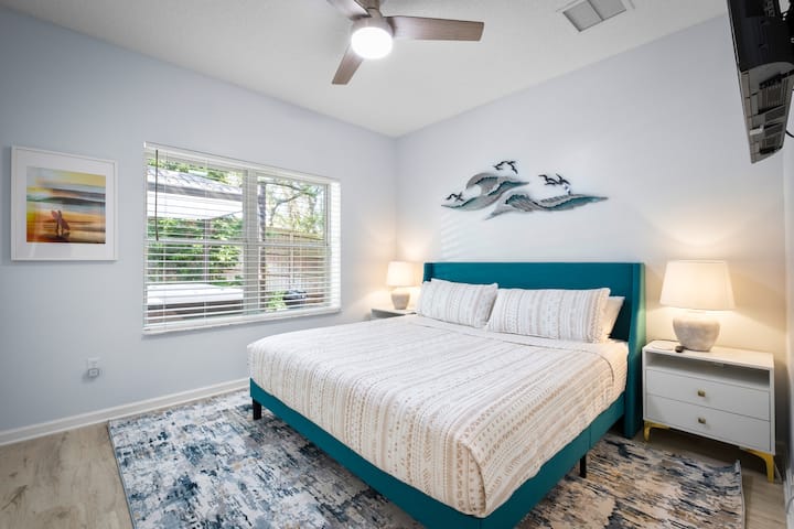 I სართული - დიდი საძინებელი - სახლის საკუთარ ფლიგელში (ცალკე).  Გადაჰყურებს უკანა ეზოს, ინდივიდუალურ ჟალუზებსა და ვენტილატორს, რომ საჭიროებისამებრ სიგრილე და ოთახის სიბნელე შეინარჩუნოთ.  43" ტელევიზორი ბრუნვადი, სტანდარტული კარადა, სააბაზანოს მიმდებარედ.  