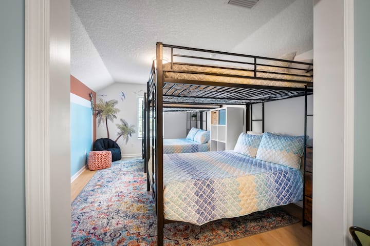 Ეს არის სრული ზომის საწოლები.  12" მატრასები ქვედა ნაწილშია და ძალიან კომფორტულია 1 ზრდასრული ადამიანისთვის.  Თუ ორ ადამიანს მჭიდროდ დაძინება არ სურს, ქვედა ნაწილში 2 ზრდასრულს დაეხმარება. Წონის ლიმიტია 350 ფუნტი.  