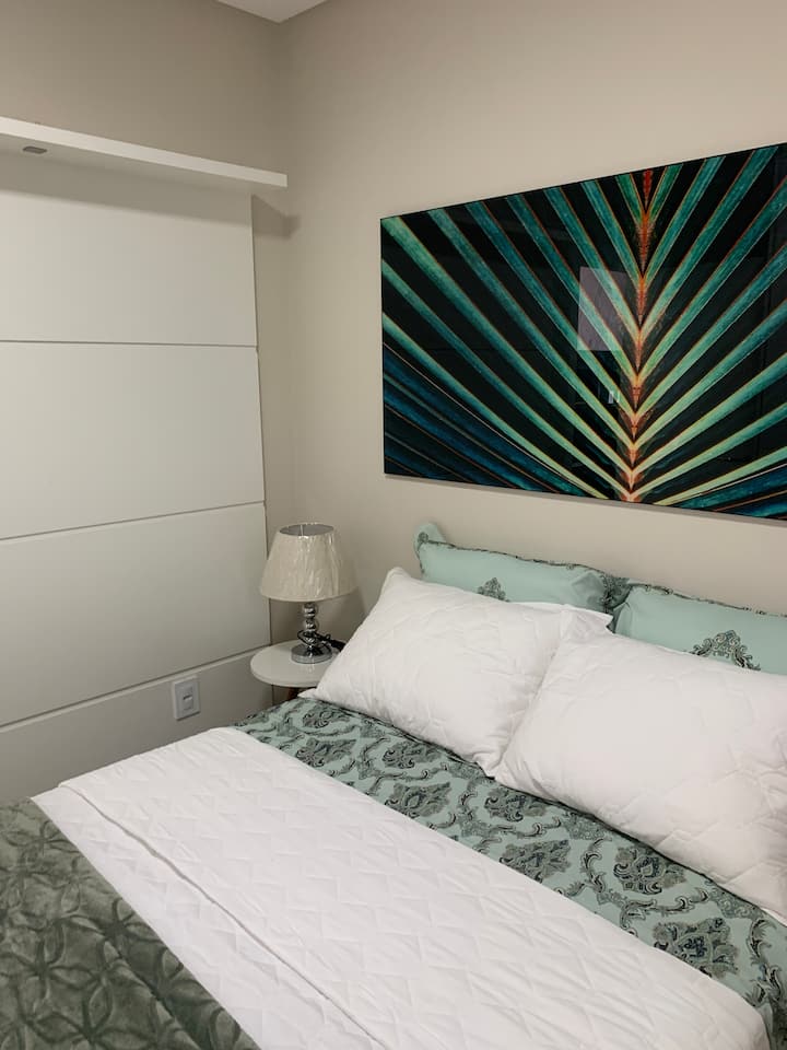 Dormitorio 2 amueblado y decorado, cama doble, armario y aire acondicionado.