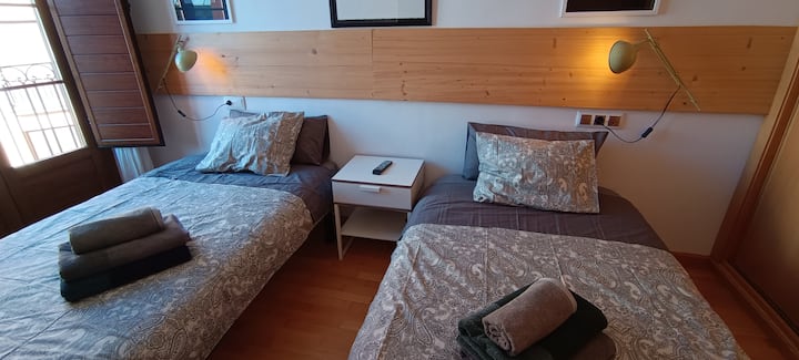 Dhomë me 2 krevate tek, 1,05 cm e gjerë dhe 1,90 cm e gjatë 
Me ndriçim indirekt dhe ventilator tavani të heshtur. 
Televizor në mur dhe gardërobë e integruar