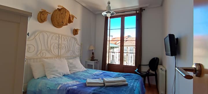 Dhomë me krevat dopio, 1.35 e gjerë dhe 1.90 e gjatë
Ka televizor dhe pamje të drejtpërdrejta të Plaza del Conde Luna