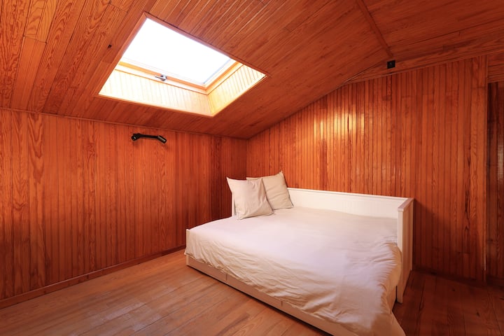 La zona de estar del segundo piso que consta de un sofá cama de 160x200 cm y zona de oficina. Este espacio se abre a la escalera y al pasillo que da servicio a todos los dormitorios del nivel.