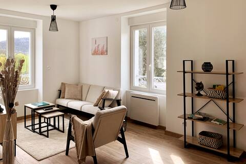 Lodge with view of the Doubs