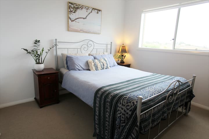 Queen room overlooking the garden. 