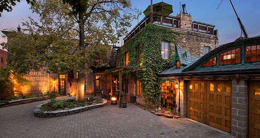 Blacksmith House @ US Bank Stadium | Top 1% Airbnb