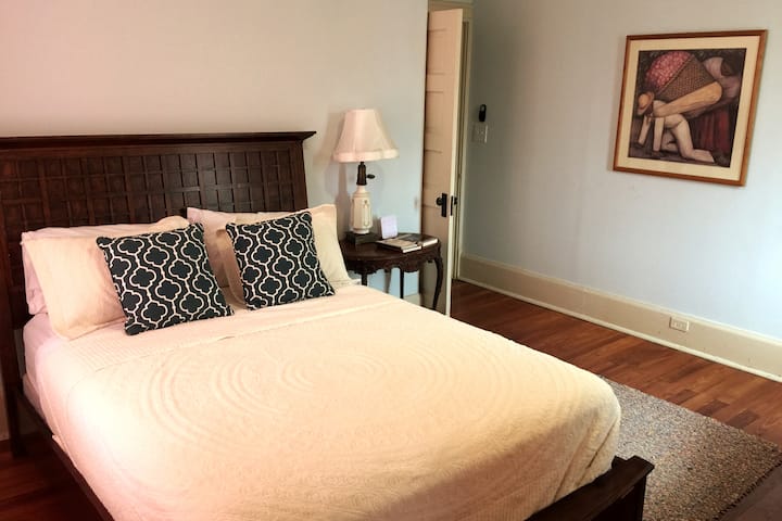Bedroom 4
Queen Size Bed