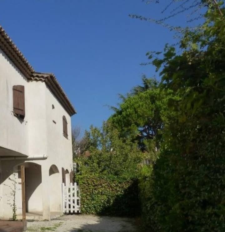 Petite chambre cosy dans maison à 300m plage