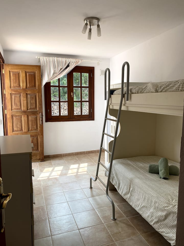 Chumba kilicho na kitanda cha ghorofa na mlango wa nje (maegesho)