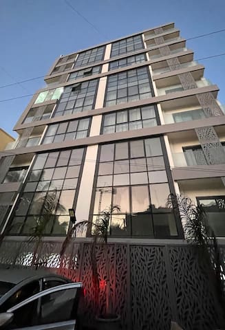 Entire home with 3 bedrooms in Dakar - Almadies Luxury|Rooftop Pool, Gym & Local Cuisine