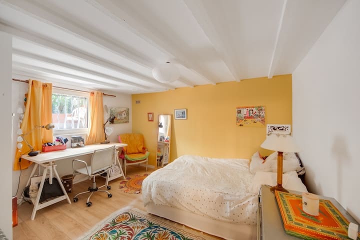 Спалня с двойно легло 140 см на долния етаж.
Спалня на долния етаж с двойно легло на 140 см.