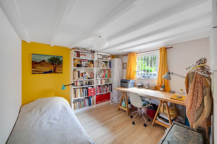 Спалня с единично легло на долния етаж.
Спалня на долния етаж с едно единично легло.