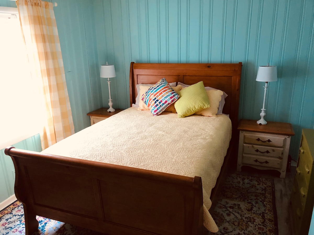 带豪华床上用品的双人床。