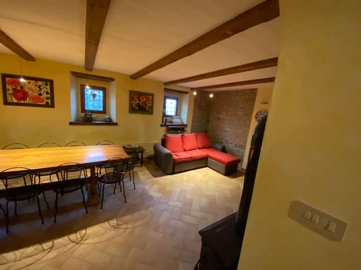 Sala de estar con mesa de madera y sofá cama.