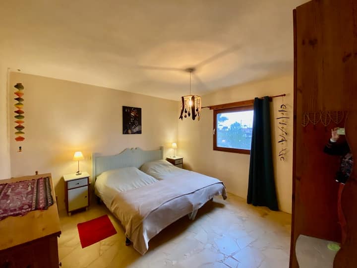 Светла спалня, градина, гардероб и скрин, 2 легла в 90.