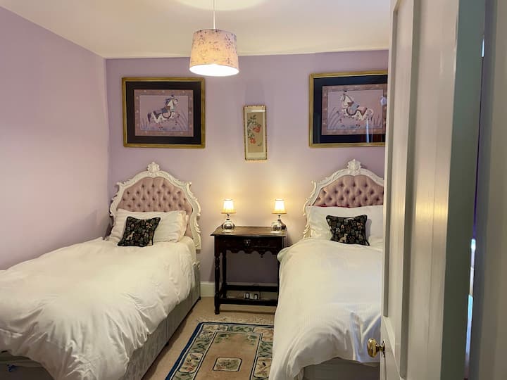 Soba 5 - Spavaća soba Lilac ima tri metra široke krevete s pogledom na staro seosko dvorište i drevne staje.