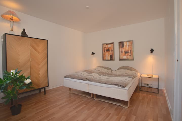 卧室配有2张床垫，可与他人共用，可单独放置。
人字镶木地板上的漂亮维特林。 有放置衣物和其他私人物品的空间。 