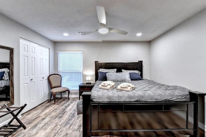 Დიდი ზომის საწოლი #1 საძინებელში თქვენი კომფორტისთვის.