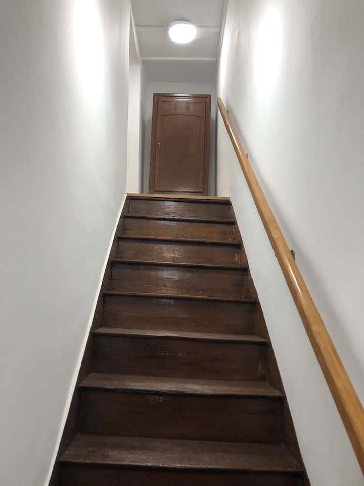 Качување по скали 14 скалила за пристап до студентскиот дом со 8 кревети 80x190