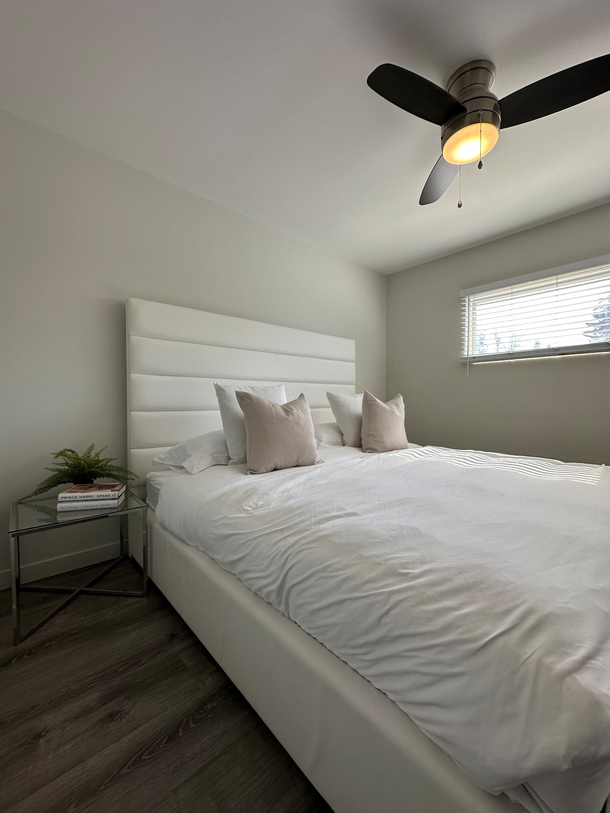 Ќе сакате да спиете во :) Брачниот кревет (широк 150-179 см) ќе го направи тоа :)