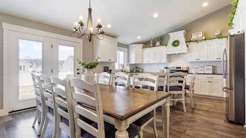 Beautiful Home Sleeps 27, Hot Tub, Game Room