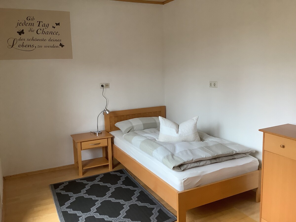 床100 x 200厘米，可通往阳台