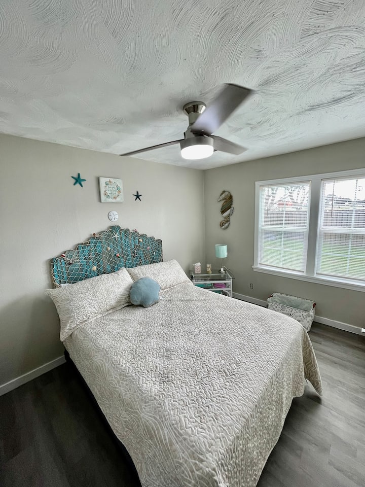 Dormitorio 1 

Disfruta de la bonita vista al aire libre por las mañanas
Y una acogedora fogata por las noches desde esta habitación

cama tamaño queen suave y cómoda

Armario grande
