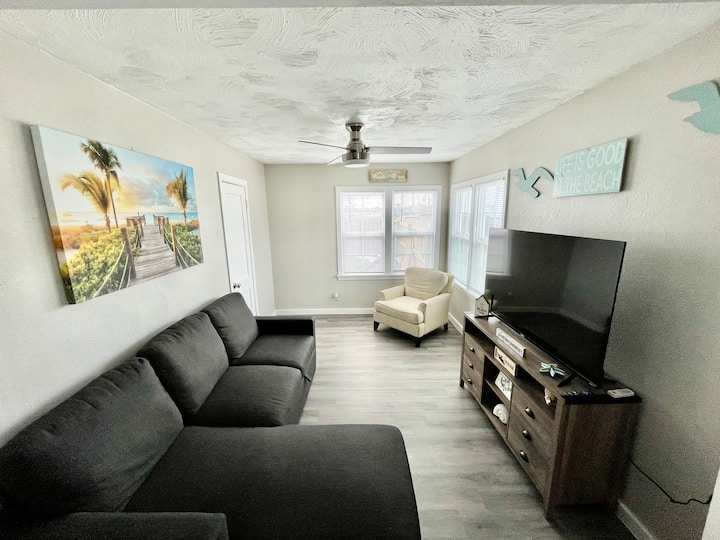 Descansa en nuestro cómodo sofá cama de tamaño completo