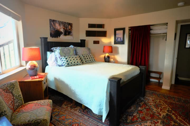 Spálňa s manželskou posteľou Queen s dostatkom šatníka a komody. Ďalšie vankúše a uteráky sú ľahko dostupné. 