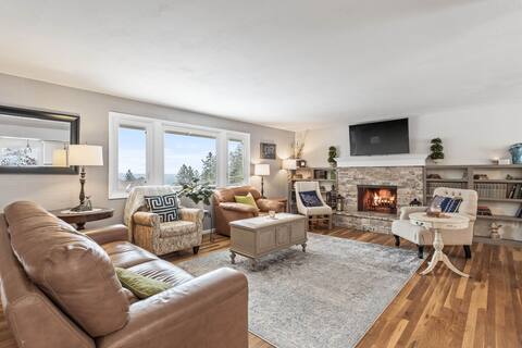 Pool-side Home, Mt Spokane View, Hot Tub!