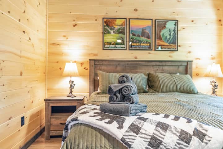 Magodoro yenye ubora wa juu na rahisi kufikia maduka yenye chaguo la USB katika vyumba vyote vya kulala.

Chumba cha kulala cha King kwenye ghorofa ya pili