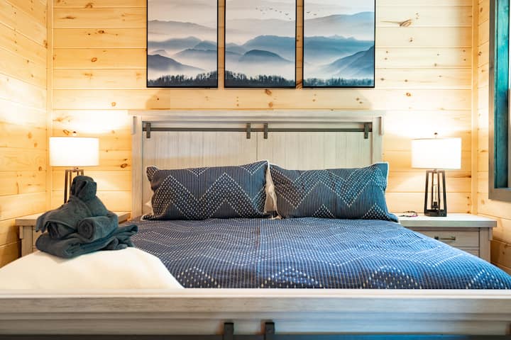 Pumzika usiku wako bora katika vitanda vyetu vya starehe vyenye mashuka ya kifahari. 

Master chumba cha kulala juu ya ngazi kuu na kitanda King