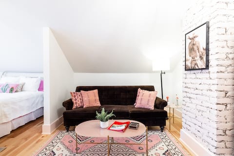 Top performing Airbnb: Swanky Mid-Modern Hideaway-Walk to Restaurants in Cleveland Heights