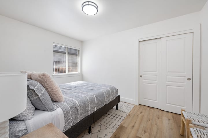 Природната светлина и едноставниот дизајн ја истакнуваат втората спална соба. Со убав плакар со закачалки, па дури и место каде што може да го ставите куферот за кратки престои, оваа спална соба не разочарува 