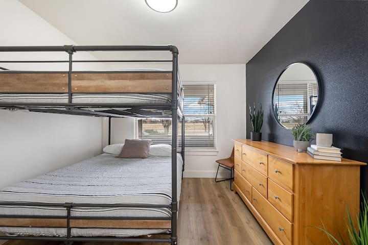 Го нарекувам горниот спрат! Со душеци од мемориска пена со големина на брачен кревет, третата спална соба има сѐ! Без разлика дали сите големи или мали можат повторно да уживаат во чувството на преспивање. Со поглед кон исток, може да уживате во прекрасните изгрејсонца и утринската светлина што доаѓа над хоризонтот 